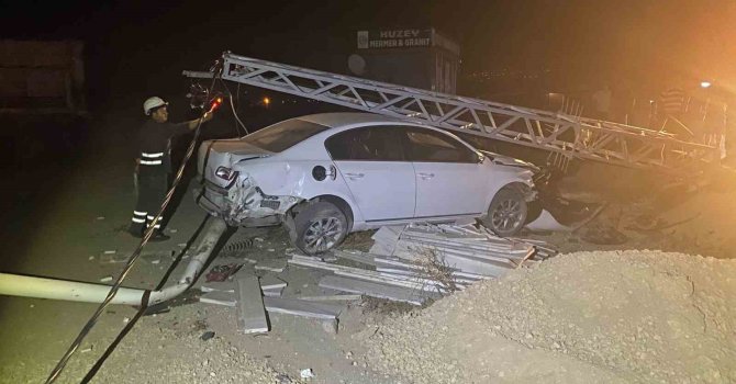 Elektrik direğine çarpan aracın motoru yerinden fırladı