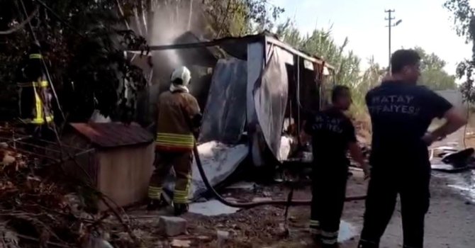 Samandağ’da çıkan yangında konteyner kullanılamaz hale geldi