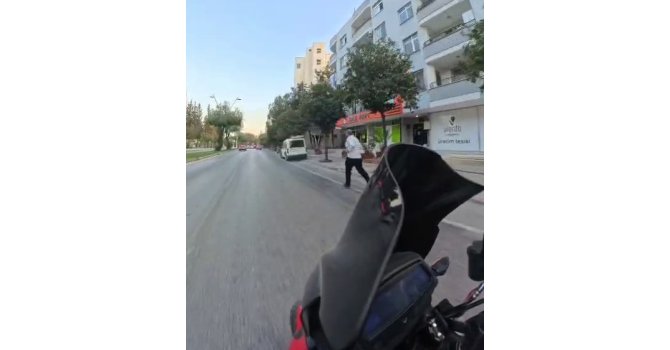 Düğün aracından para almak için metrelerce koştu, kaputa atladı