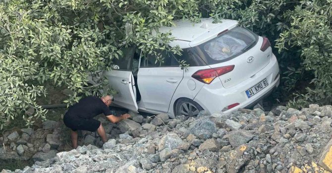 Kontrolden çıkan otomobil bahçeye uçtu: 1 yaralı
