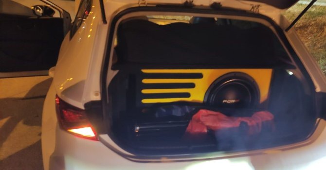 Abartı egzoz ve kurallara aykırı cihaz kullanan sürücü trafikten men edildi