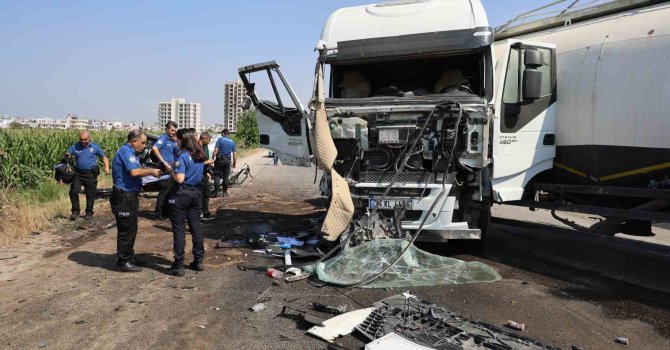 Tanker karşı şeride geçip otomobile çarptı, kamyon yan devrildi: 2 yaralı