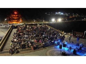 Kirazlıdere’de cuma akşamları müzik ziyafeti yaşanıyor