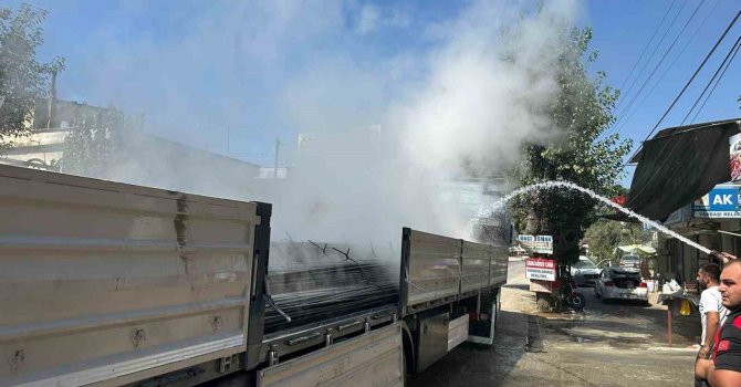 Osmaniye’de demir yüklü tırda çıkan yangın söndürüldü