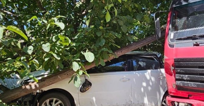 Kontrolden çıkan kamyon otomobile çarparak durdu