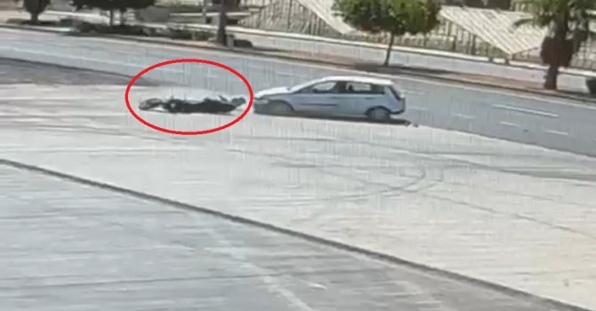 Otomobil ile çarpışan motosikletlinin metrelerce sürüklendiği kaza kamerada