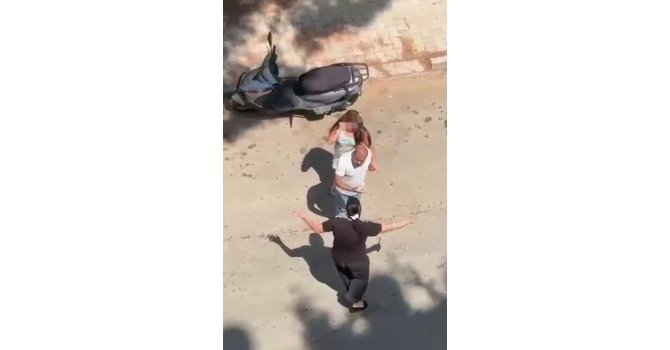 Kızını bıçakla kovaladı, o anlar kamerada