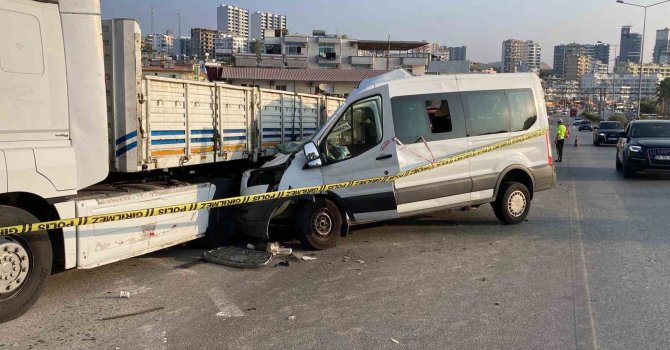 Öğrencileri Mersin’e tatile getiren minibüs kaza yaptı: 2 ölü, 10 yaralı
