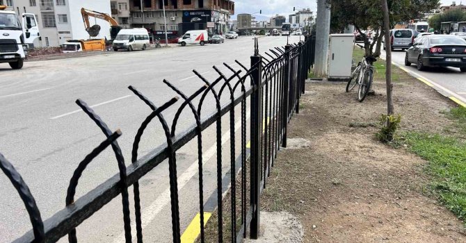 İskenderun’da ölümcül kazalara karşı orta refüje demir korkuluk