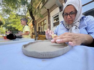 Hayallerini ata toprağında açtığı seramik atölyesiyle gerçekleştirdi