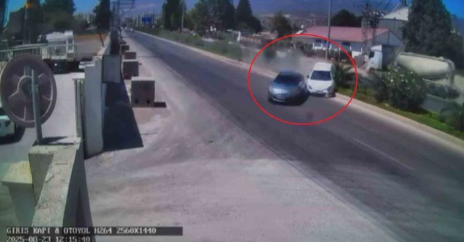 İki otomobilin çarpışarak metrelerce sürüklendikleri anlar kamerada
