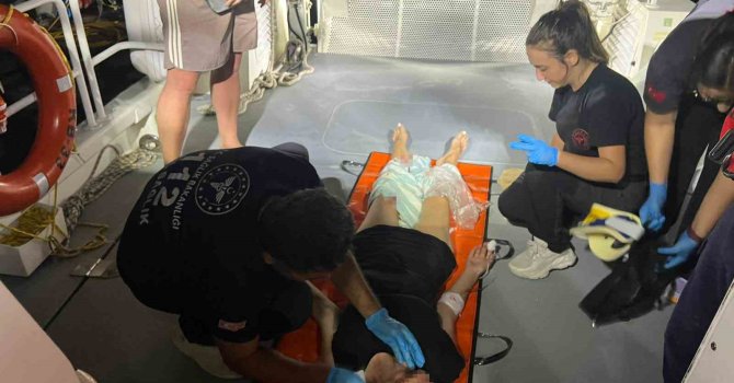 Ayağı kırılan kazazede sahil güvenlik ekipleri tarafından kurtarıldı