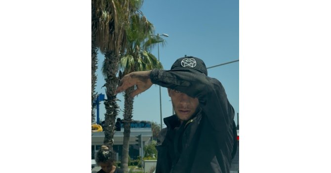 Cam silen şahıslar sürücüleri rahatsız etmeye devam ediyor