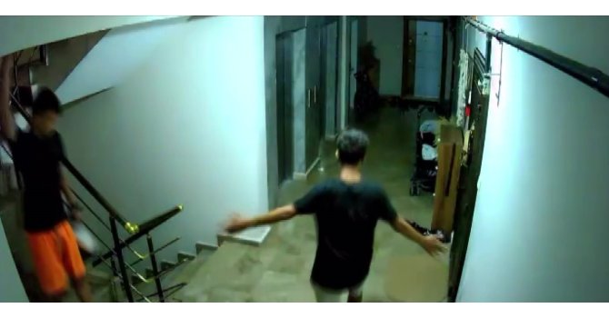 Göbek atarak ayakkabı çalan gençler kamerada