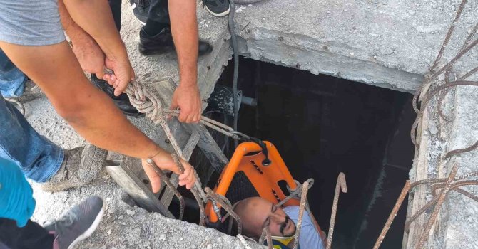 Kuyuda mahsur kalan yaralı çalışanı itfaiye ekipleri kurtardı