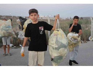 ‘Ben başladım sıra sende’ sloganıyla çöp toplama hareketini başlatan Miraç’a belediye ekiplerinden destek