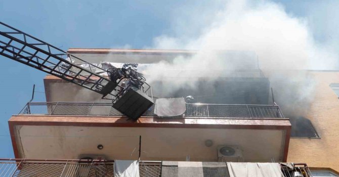 Evinin yandığını gören ev sahibi itfaiyenin çalışmasını çaresiz şekilde izledi