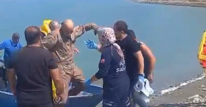 Su almak için indiği barajdan kalkamayan eğitim uçağındaki pilotları çiftçi teknesiyle kurtardı