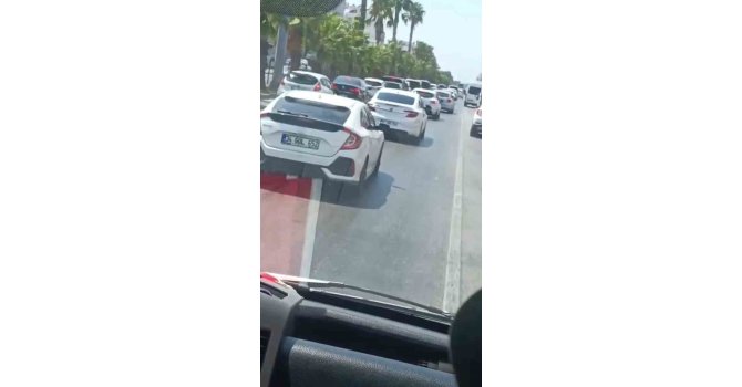 Antalya’da trafikte sıkışan ambulans hastayı güçlükle hastaneye ulaştırdı