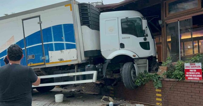 Freni arızalanan tırın önüne kattığı araçla iş yerine daldığı kaza kamerada