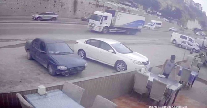 Freni arızalanan tırın daldığı iş yerinde müşteri olmaması faciayı önledi