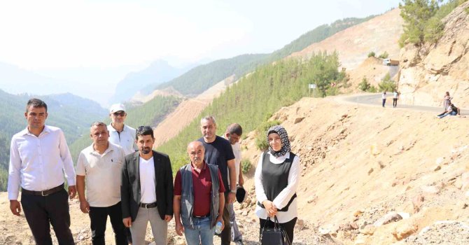 Adana’da 5 kişinin öldüğü yolda, muhtarlar nöbet tutan ailelere destek verdi