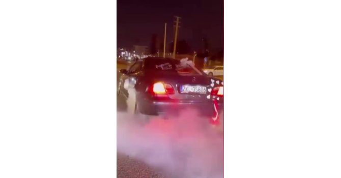 Gelin arabasıyla yolu kapatıp lastik yaktılar: Araç trafikten men edildi