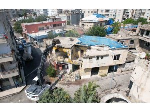 Akdeniz’de risk oluşturan metruk yapılar yıkılıyor