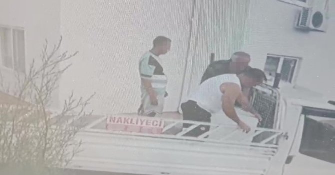 Uzaklaştırma kararına rağmen eve gelip 3,5 dakikada tüm eşyaları götürdü