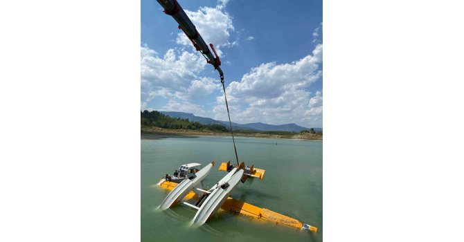 Burdur’da kırıma uğrayan eğitim uçağı vinç yardımıyla çıkarıldı