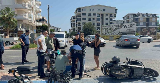 Otomobil ile motosiklet çarpıştı, yaralıya yoldan geçen doktor müdahale etti