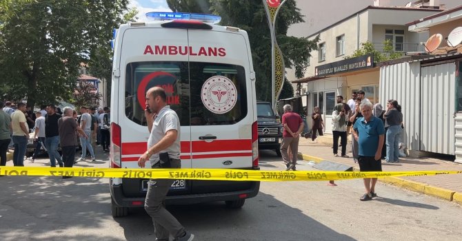 Husumetlisine ateş açtı, kurşunlar yoldan geçen genç kadına da isabet etti