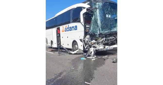 Mersin’de biri otobüs üç aracın karıştığı kaza ucuz atlatıldı