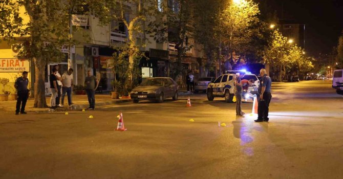 Sokak ortasında silahla defalarca ateş edildi, polis şüphelilerin peşine düştü