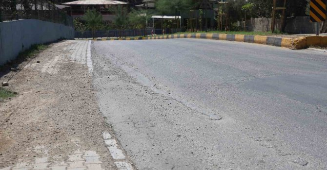 Seyir halindeki mikserin yola beton döktüğü anlar kamerada