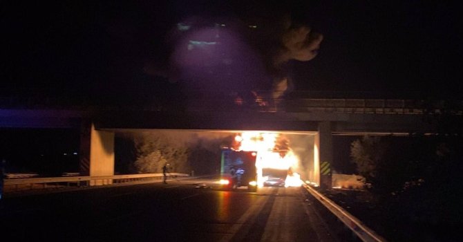 Lastik yüklü tır alev alev yandı