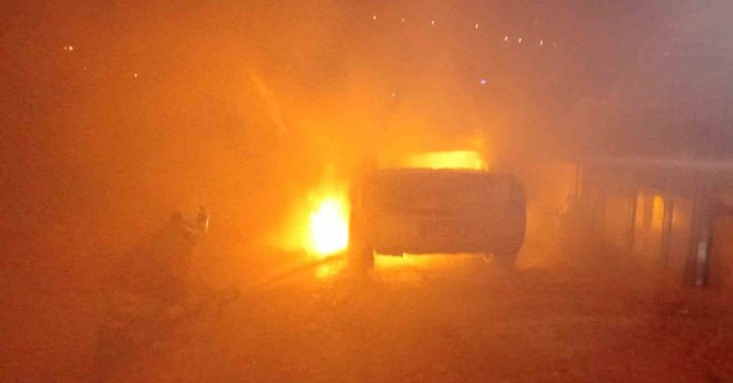 Hatay’da 2 farklı noktada çıkan yangında 2 araç yandı