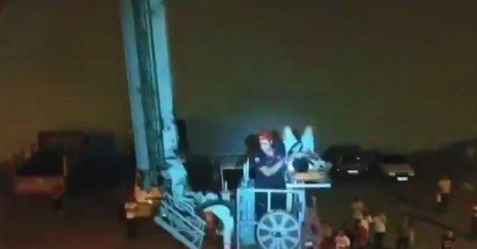 Balkondan düşen çocuk iş yeri çatısında mahsur kaldı