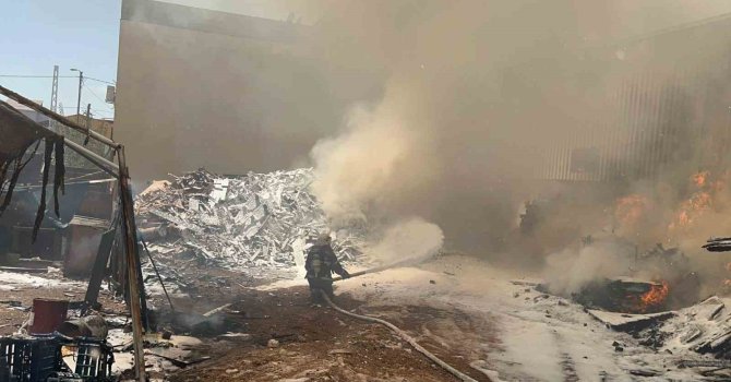 Kahramanmaraş’ta ahşap palet üretim tesisi yangını