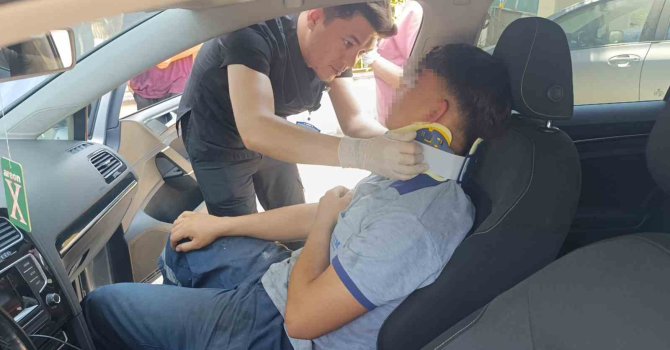 İlk tedavisi çarpıştığı otomobilde yapıldı