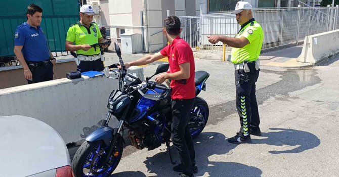 Motosikletle akrobatik hareketler yapıp sosyal medyasından paylaştı, ceza üstüne ceza yedi
