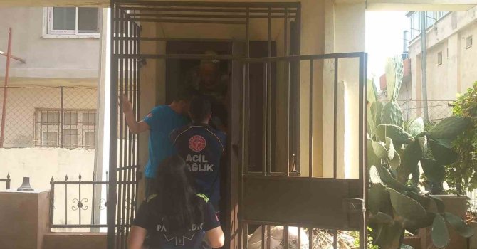 Asansörde mahsur kalan yaşlı kadın ve çocuğu itfaiye kurtardı