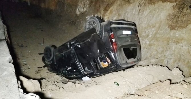 Otomobile çarpan hafif ticari araç kanala uçtu: 3 yaralı