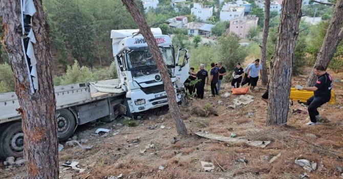 Osmaniye’de şarampole savrulan tır sürücüsü yaralandı