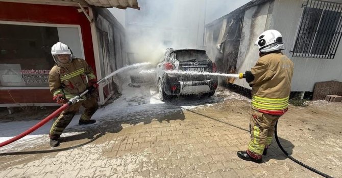 Defne’de konteynerde çıkan yangın araca sıçradı