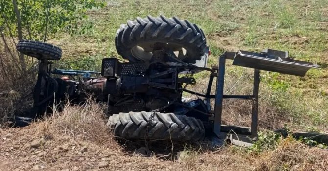 Tarlasına giderken devrilen traktörünün altında hayatını kaybetti