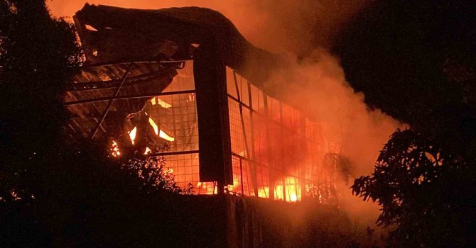 En mutlu günlerinde ev ve depoları alev alev yandı: Baba gözyaşlarını tutamadı