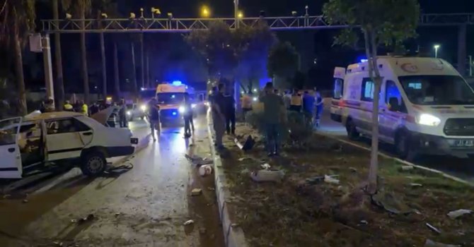 Elektrik direğine çarpan Tofaş hurdaya döndü: 2’si ağır 4 yaralı