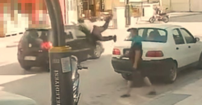 Burdur’da otomobilin çarptığı genç metrelerce havaya savruldu