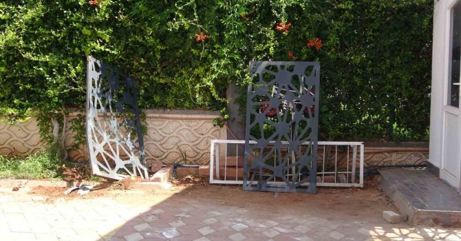 Bir anda gaza basınca kapıya çarpıp komşusunu ezdi